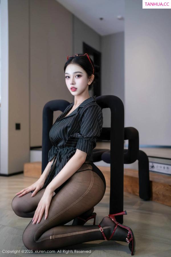   [XiuRen]高清写真图 2025.12.26 No.11160 诺诺子 开档黑丝第23张图片